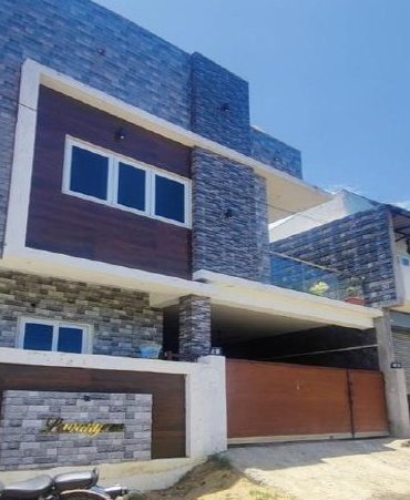 Independent house with stone-cladding facade